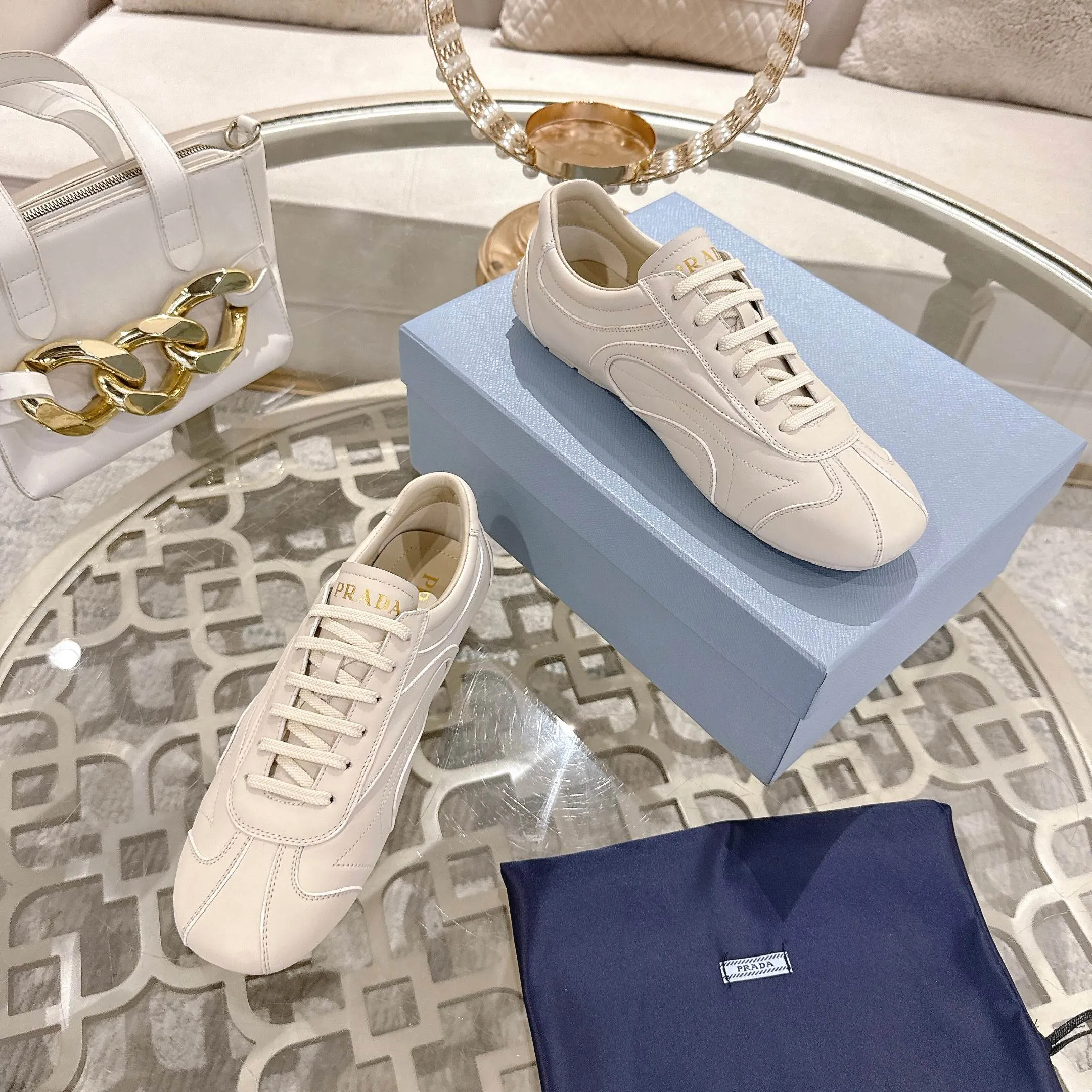 P600. PRADA for couples, casual shoes for couples, originally developed 1:1, made of imported cowhide, silk sheepskin lining, rubber outsole, comfortable and soft on the feet, size for women: 35 to 41. Male 38 to 45